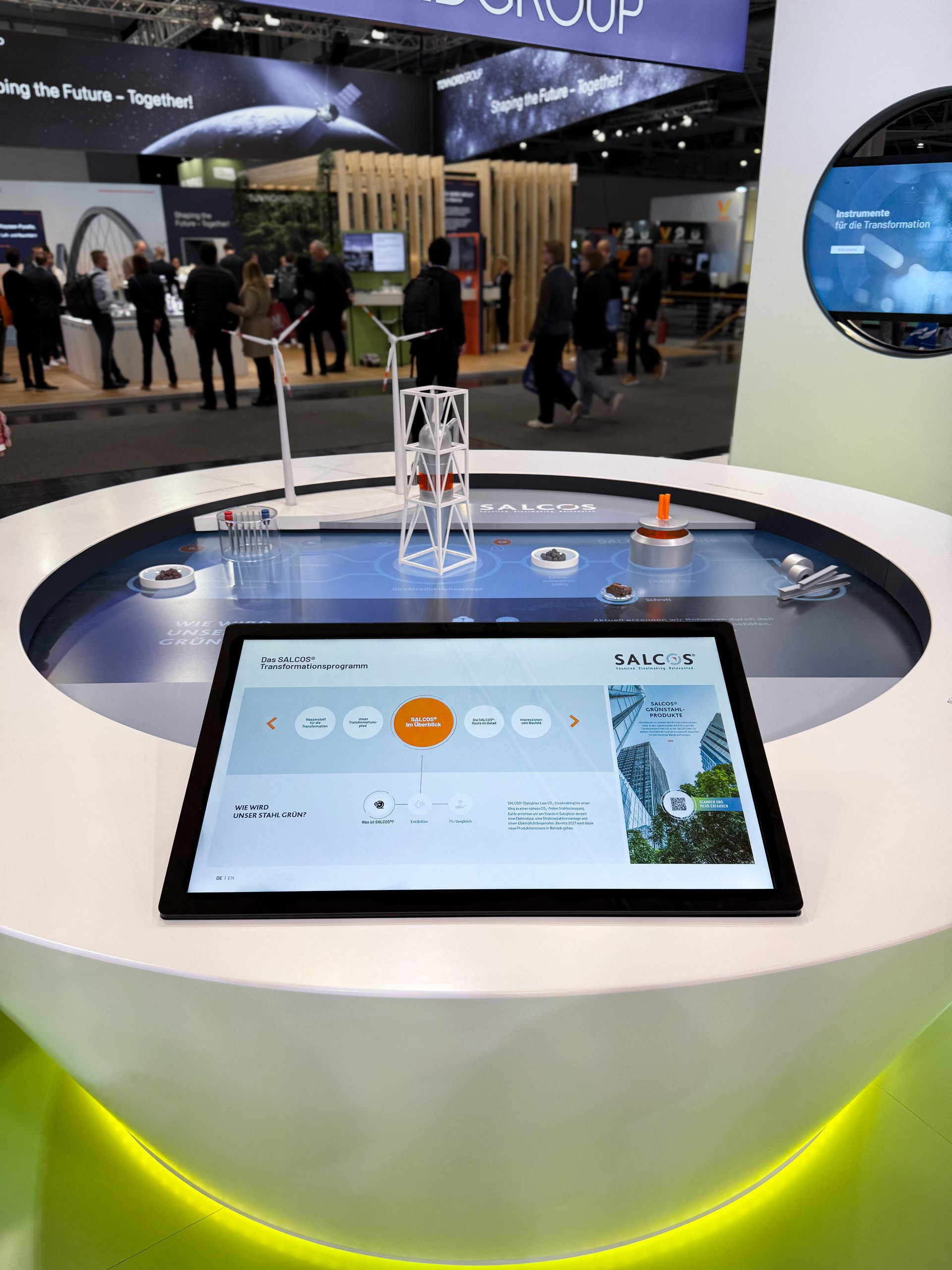 Models and touch screen on the SALCOS table